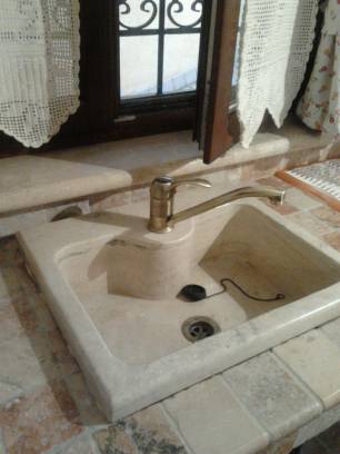 Sink in travertine